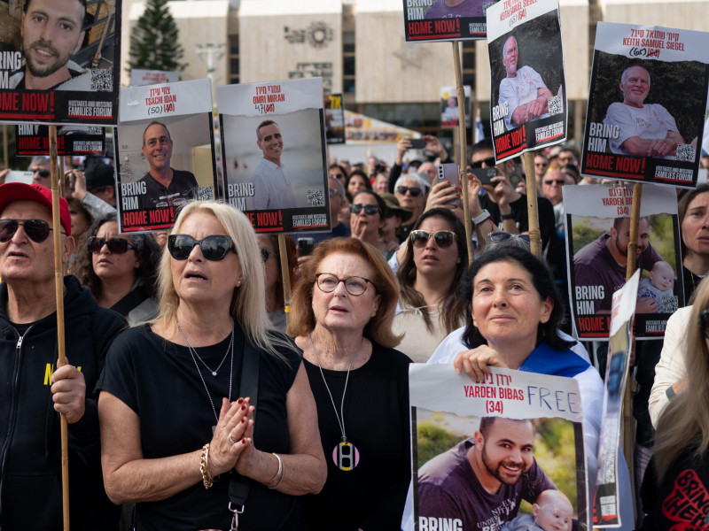 Concentración en la Plaza de los Rehenes de Tel Aviv para seguir a través de unas pantallas gigantes la entrega de los rehenes israelíes