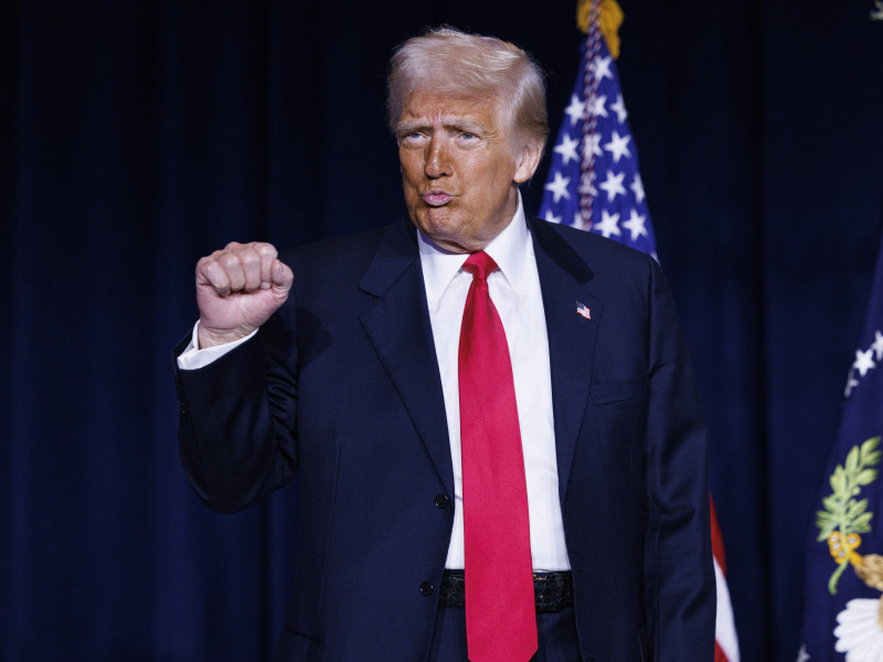 El presidente de Estados Unidos, Donald Trump, saluda con el puño a su llegada al Desayuno Nacional de Oración en el Capitolio de Estados Unidos en Washington.