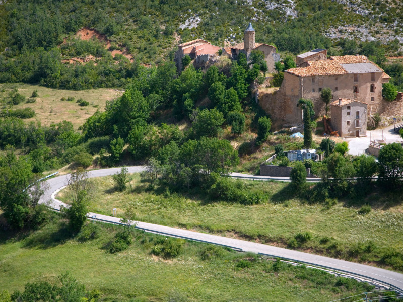 Carretera cerca de la N-260 que conduce a un pueblo en los Pirineos, provincia de Huesca