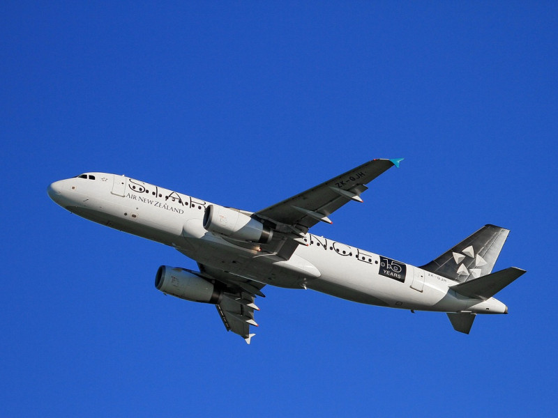 Un avión en pleno vuelo.