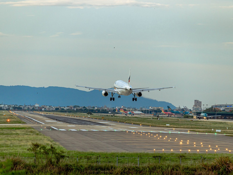 Un avión despegando desde un aeropuerto.