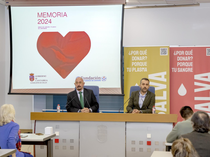 Consejero César Pascual y el doctor Arroyo en la presentación de la memoria 2024