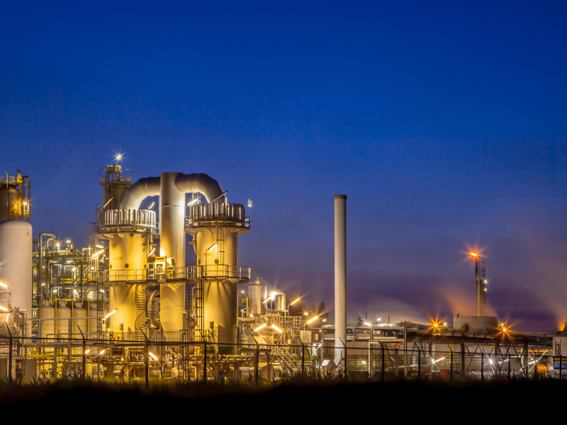 Paisaje de un entorno industrial con una planta química