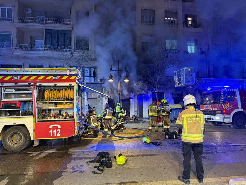 Bomberos actuando en el incendio en el bingo Mediterráneo