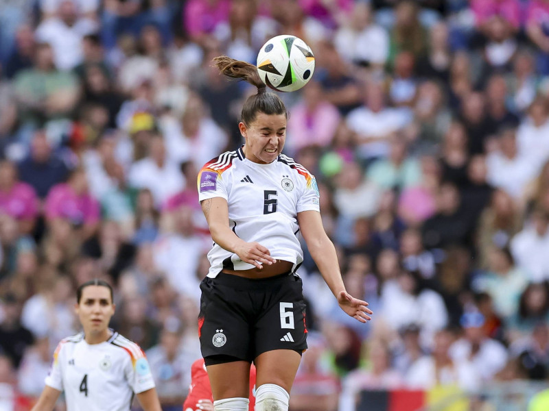 Lena Oberdorf jugando un partido