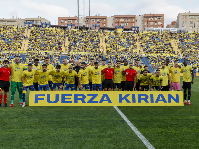 Los jugadores de Las Palmas posan con una pancarta de apoyo a su capitán, Kirian Rodríguez