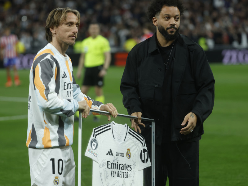 El centrocampista croata del Real Madrid, Luka Modric y el brasileño Marcelo, durante el homenaje que ha recibido el exjugador madridista