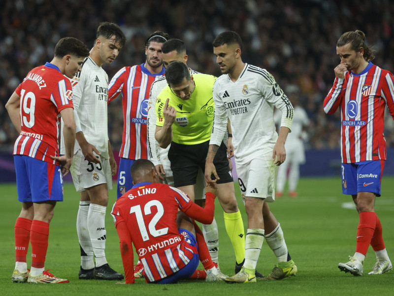 Samuel Lino se duele del pisotón de Tchouaméni en el Real Madrid - Atlético.