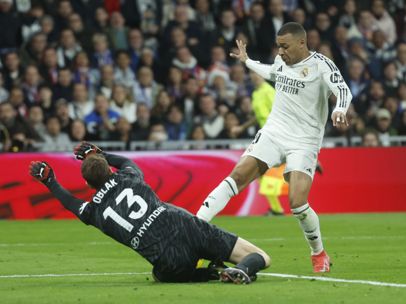 Oblak y Mbappé, durante el Real Madrid-Atlético de Madrid