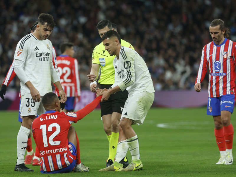 Dani Ceballos y Samu Lino en el derbi Real Madrid-Atlético