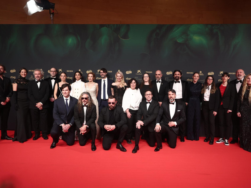 El equipo de 'La Infiltrada' posa en la alfombra roja de la 39º edición de los Premios Goya