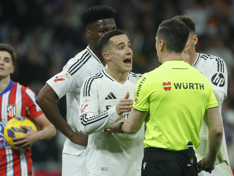 Lucas Vázquez protesta al árbitro Soto Grado tras señalar el penalti a favor del Atlético de Madrid.