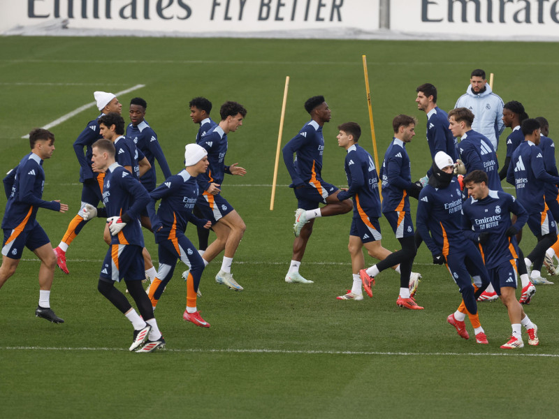 Los jugadores del Real Madrid se ejercitan sobre el césped de Valdebebas.