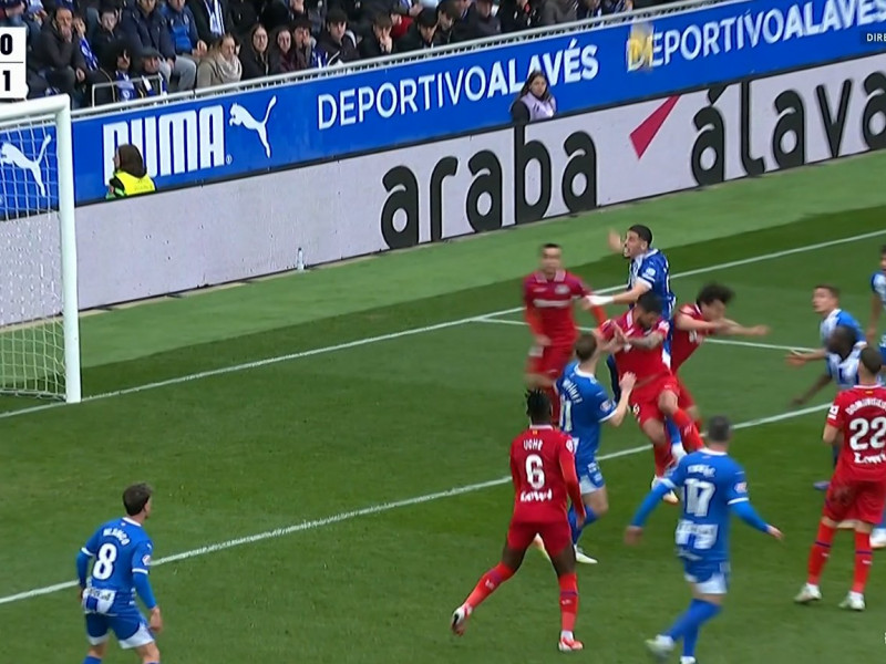 El central del Alavés salta disputando la pelota y golpea al del Getafe.