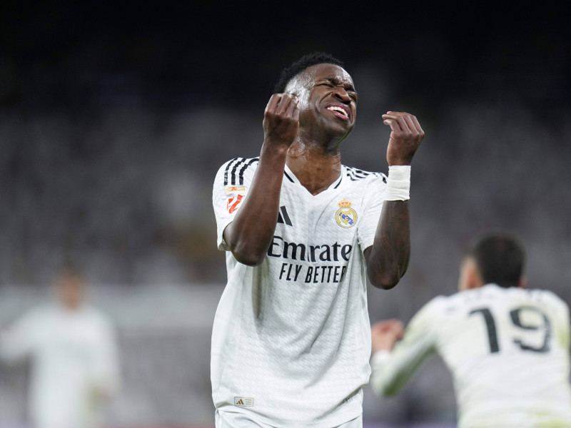 Vinicius se lamenta tras fallar una ocasión en el Real Madrid - Atlético de Madrid.