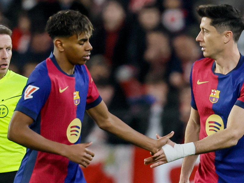 Lamine Yamal felicita a Robert Lewandowski por su primer gol durante el Sevilla-Barcelona