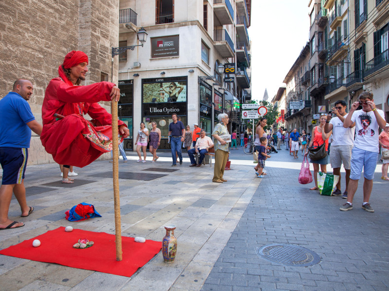 Artista callejero que desafía la gravedad en la ciudad de Palma de Mallorca