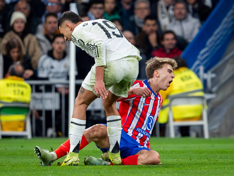 La acción entre Ceballos y Pablo Barrios durante el Real Madrid y el Atlético de Madrid