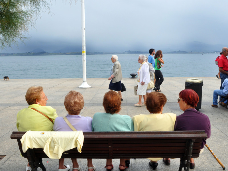 Mujer mayor paseando por el paseo marítimo, Santander, Cantabria