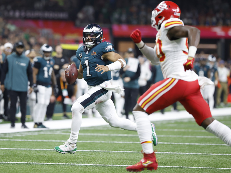 El quarterback de los Philadelphia Eagles, Jalen Hurts (izq.), intenta ganar yardas contra los Kansas City Chiefs durante la segunda mitad del Super Bowl LIX entre los Kansas City Chiefs y los Philadelphia Eagles en el Caesars Superdome en Nueva Orleans, Luisiana.