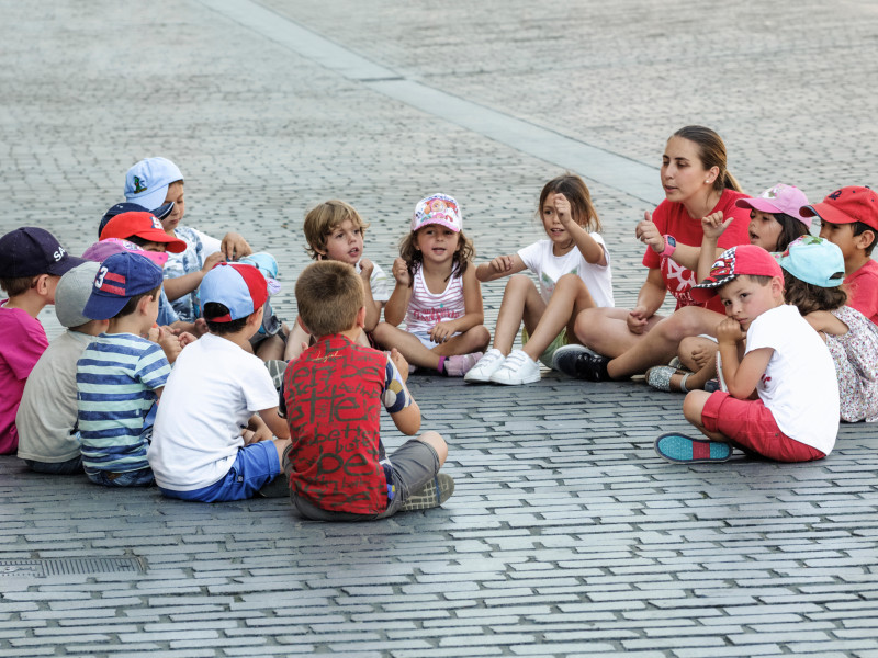 Niños españoles con profesora en la Plaza de Arriaga, Bilbao, Vizcaya