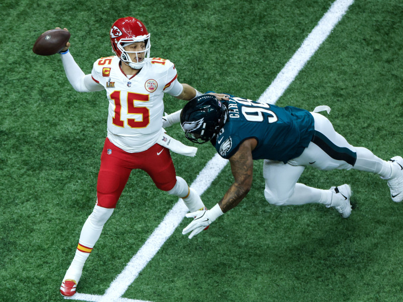 El mariscal de campo de los Kansas City Chiefs, Patrick Mahomes (izq.), en acción contra el tackle defensivo de los Philadelphia Eagles, Jalen Carter, durante la primera mitad del Super Bowl LIX entre los Kansas City Chiefs y los Philadelphia Eagles en el Caesars Superdome en Nueva Orleans, Luisiana.