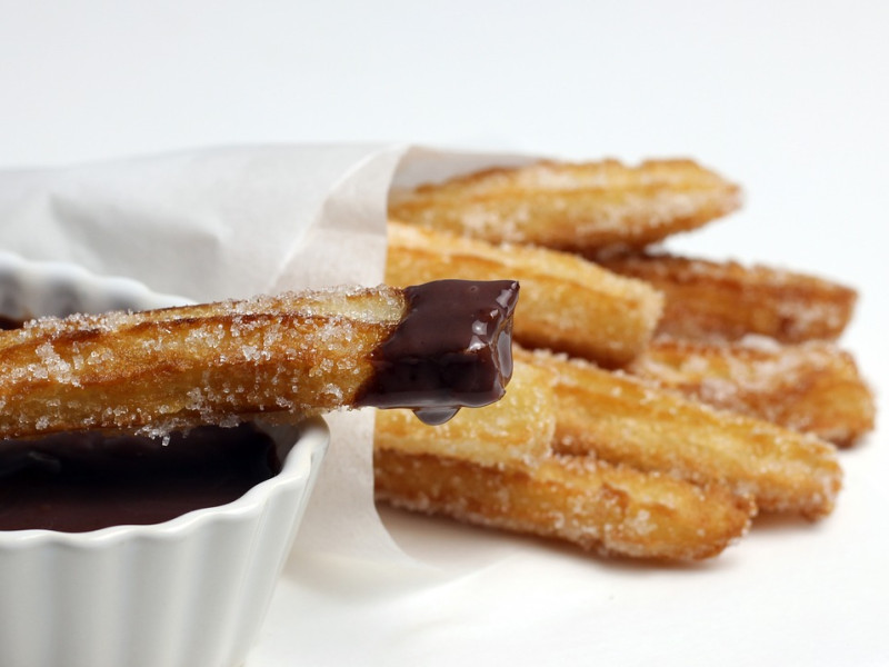 Los churros destacan por su exterior crujiente y su interior tierno, con un toque dulce que se potencia con azúcar y canela