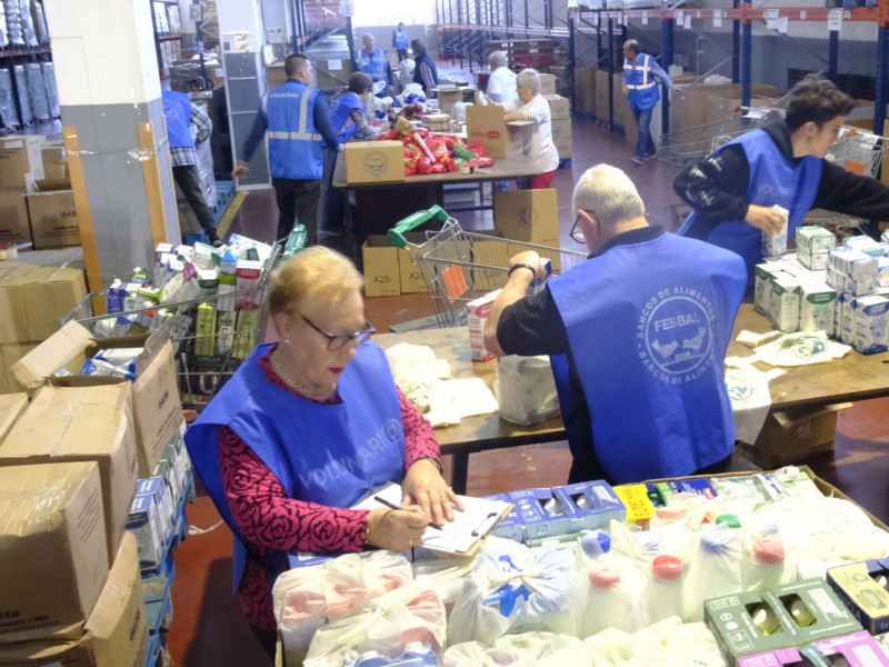 Voluntarios del Banco de Alimentos en el almacén de Vigo