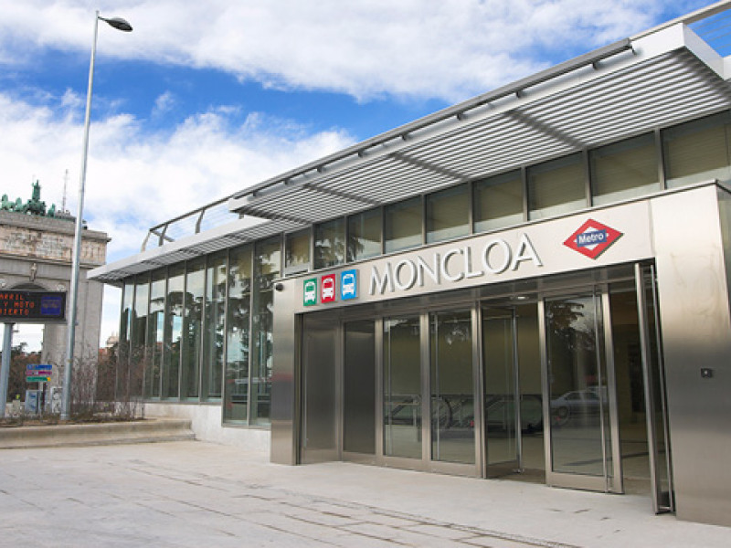 Colas kilométricas se han producido este fin de semana por intentar coger alguno de los autobuses que partía desde el Intercambiador de Moncloa hacia Navacerrada