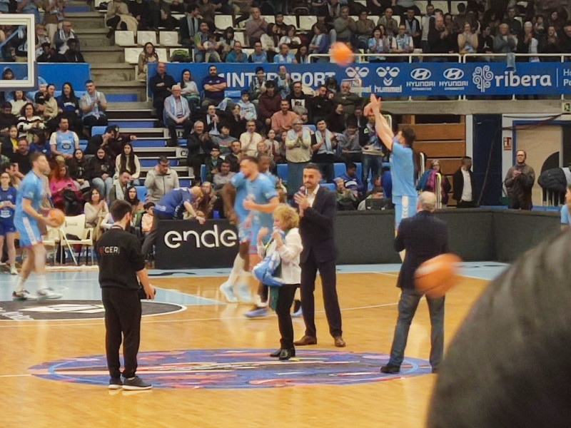 Homenaje a Mariluz Abella por su trayectoria en la AECC