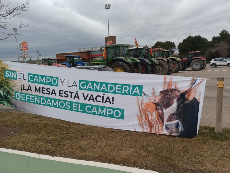 Varios tractores se han concentrado en la explanada de Alcampo