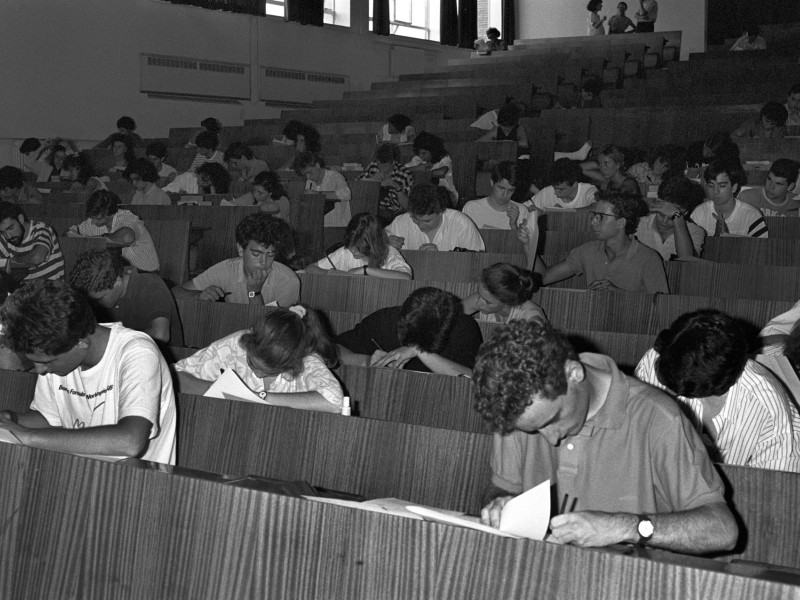 Un grupo de estudiantes se enfrentan a los exámenes de Selectividad para el acceso a la enseñanza superior en el año 1987