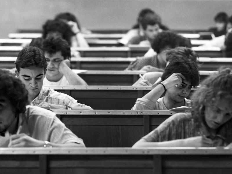 Un grupo de alumnos realiza los exámenes de Selectividad en la Universidad de Barcelona en el año 1990