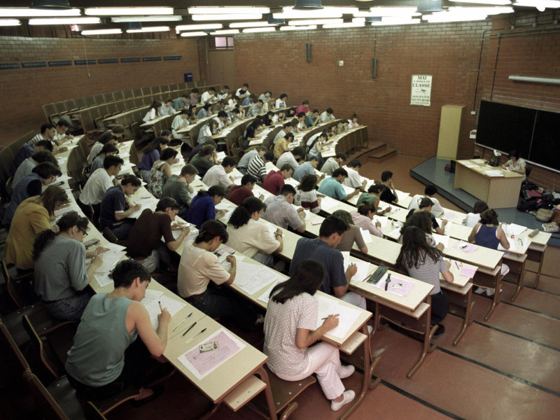 Alumnos durante uno de los exámenes de Selectividad en Cataluña en el año 1993