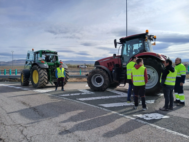 Tractores que han participado en una marcha lenta en A-23 en Calamocha.