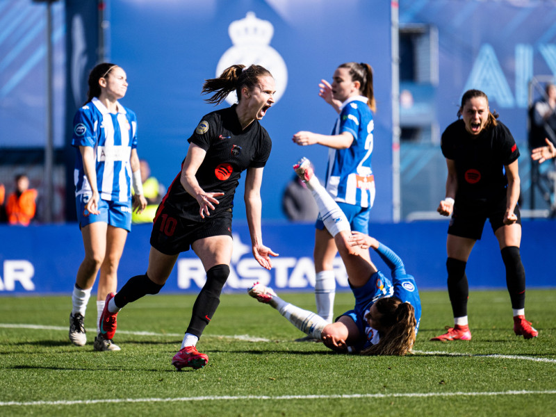 Las jugadoras del Barça celebran uno de los goles ante el Espanyol