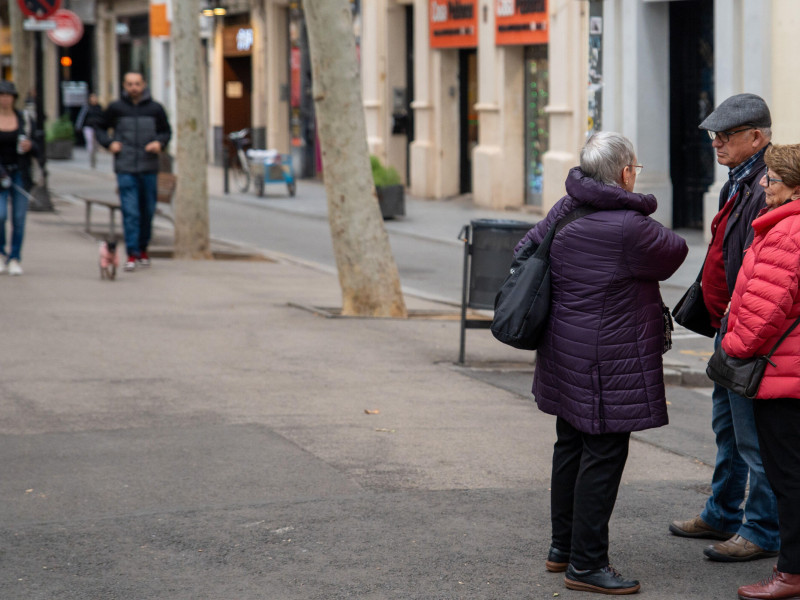 Imagenes de recurso de personas mayores con datos que muestran que la poblacion mayor de 65