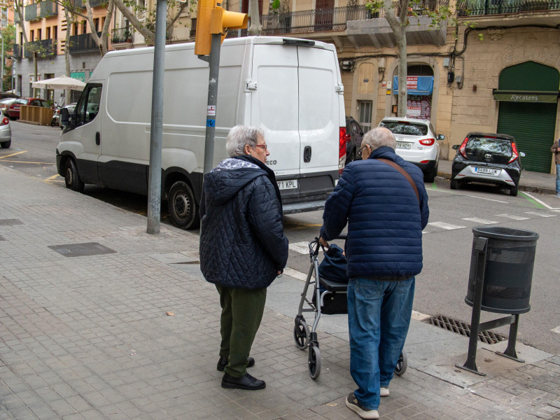 Imagenes de recurso de personas mayores con datos que muestran que la poblacion mayor de 65