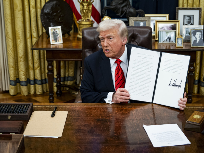 El presidente de Estados Unidos, Donald Trump, muestra una orden ejecutiva firmada en la Oficina Oval de la Casa Blanca en Washington, DC, EE. UU., el 10 de febrero de 2025