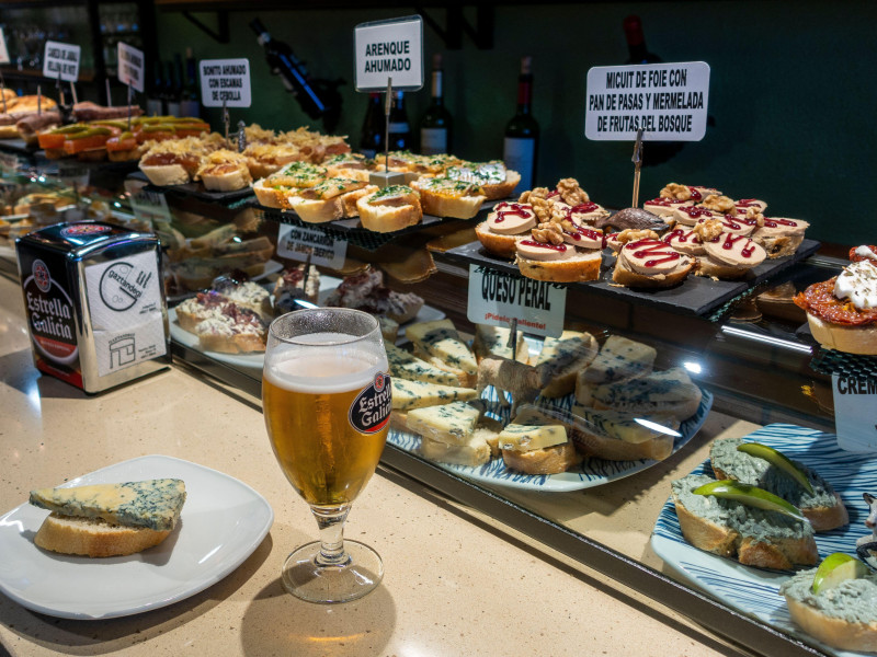 Preciosa exposición de tapas/pintxos en un bar tradicional de Bilbao, España