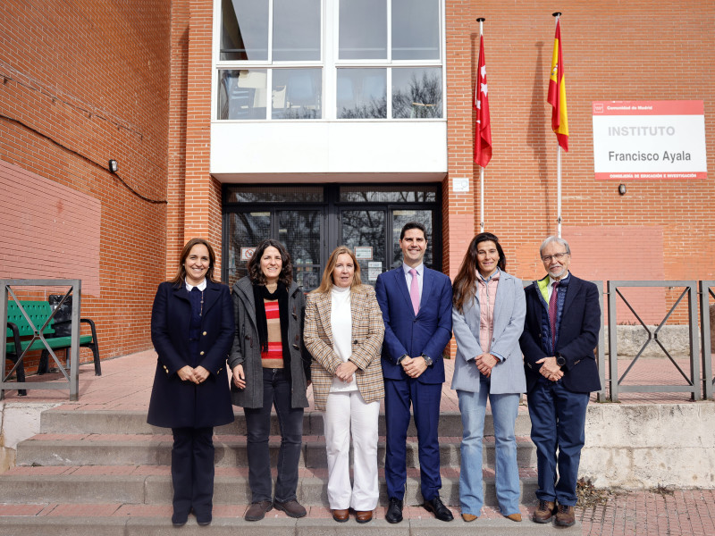 El consejero de Educación, Emilio Viciana, ha visitado el instituto