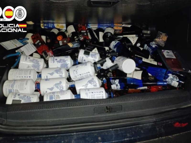 Detenidos por la Policía Nacional dos hombres que sustrajeron en supermercados de Burgos botellas de bebidas alcohólicas por valor de 1.400 euros