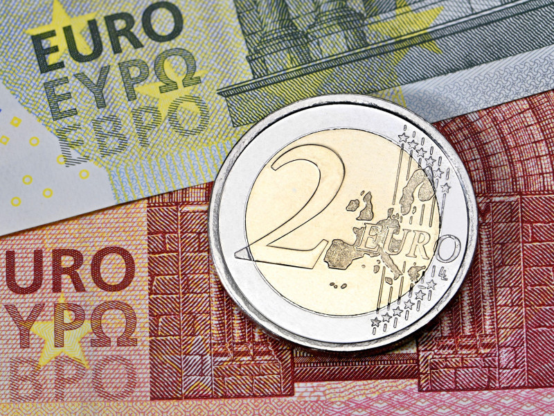 Billetes y monedas de euro impresas en algún país miembro de la UE