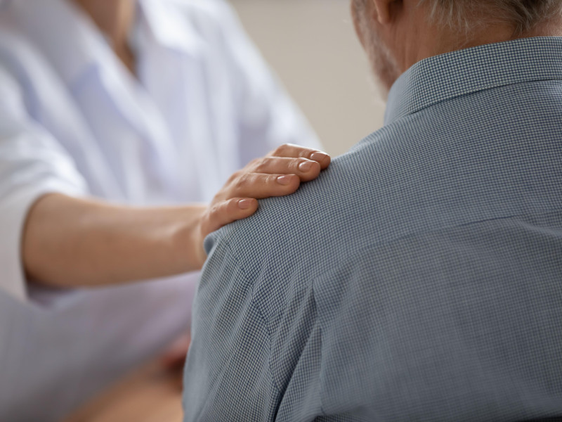 Una médico habla con su paciente de Alzheimer