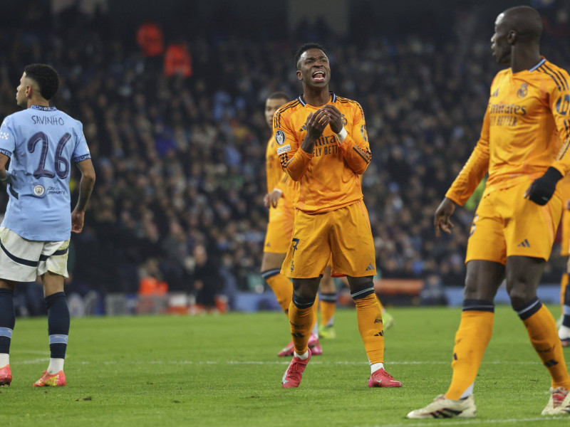 Vinicius se lamenta de una ocasión fallada en el Manchester City - Real Madrid