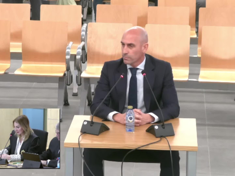 Así ha explicado Luis Rubiales ante el juez el beso a Jenni Hermoso tras la final del Mundial: "Le pregunté 'puedo darte un besito' y me dijo 'vale'"