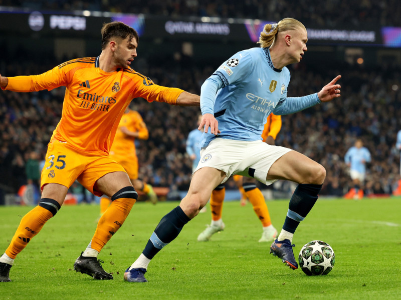 Erling Haaland (derecha) del Manchester City en acción contra Raúl Asencio del Real Madrid durante el partido de ida de los play-offs de la fase eliminatoria de la UEFA Champions League entre el Manchester City y el Real Madrid, en Manchester, Gran Bretaña, el 11 de febrero de 2025