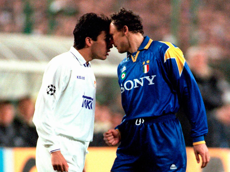 Cara a cara entre Raúl González y Vierchowod, en el Real Madrid - Juventus de la Liga de Campeones de la temporada 1995-1996