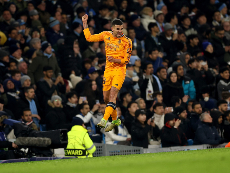 Dani Ceballos del Real Madrid celebra después de que su equipo anotara el 1-1 durante el partido de ida de los play-offs de la fase eliminatoria de la UEFA Champions League entre el Manchester City y el Real Madrid, en Manchester, Gran Bretaña, el 11 de febrero de 2025