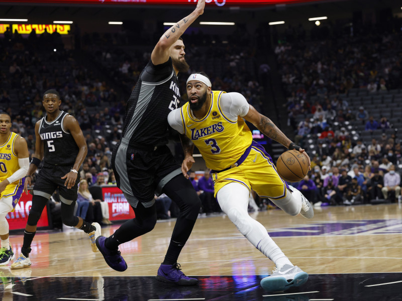 El pívot ucraniano intenta taponar a Anthony Davis en un partido contra los Lakers en el pasado.